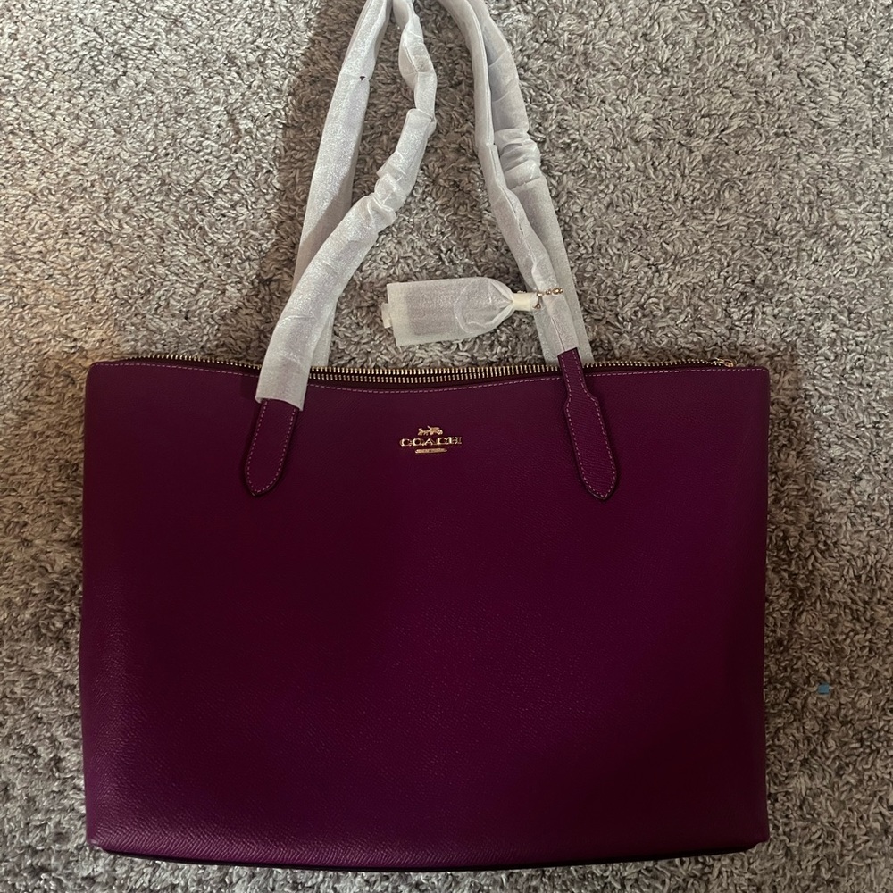 Coach, magenta, bucket bag NWT